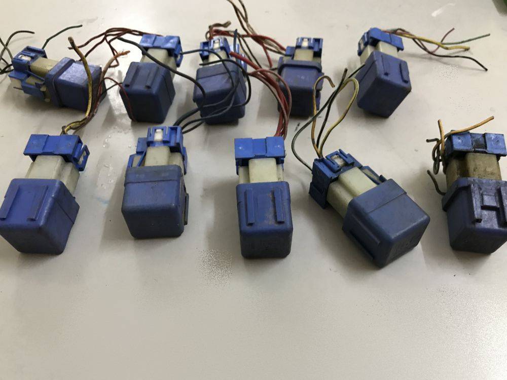 Rơ le gạt nước rửa kính
