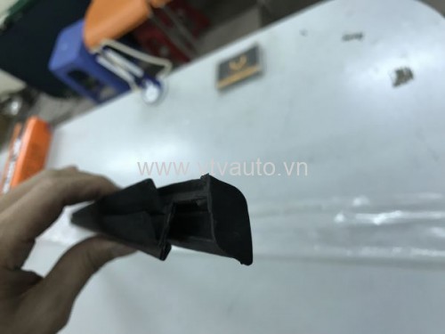 GIOĂNG, NẸP CHÂN KÍNH MITSUBISHI JOLIE 