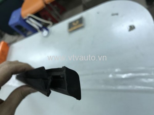 GIOĂNG, NẸP CHÂN KÍNH MITSUBISHI JOLIE 