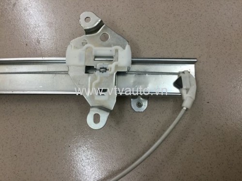 Compa (Cáp) lên kính trước trái Nissan Bluebrid 1989-1992