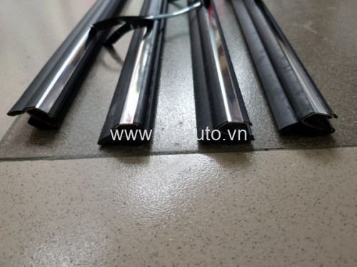 Nẹp chân kính ngoài Nissan Bluebird U12 1992 