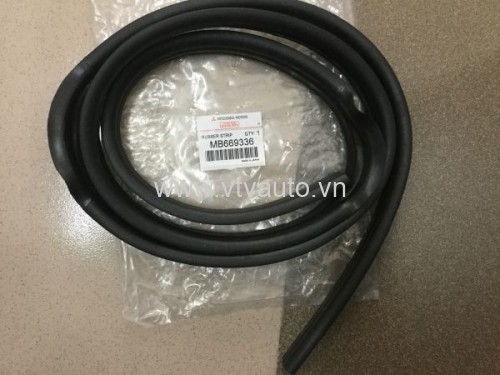 Gioăng trên cánh cửa hậu Mitsubishi Pajero V33 MB669336