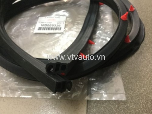 Gioăng trên cánh cửa hậu Mitsubishi Pajero V33 MB669336
