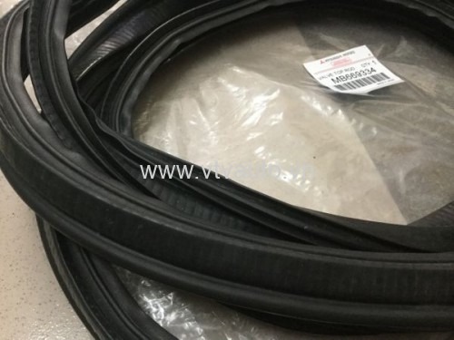 Gioăng trên khung cửa hậu Mitsubishi Pajero V33 MB669334