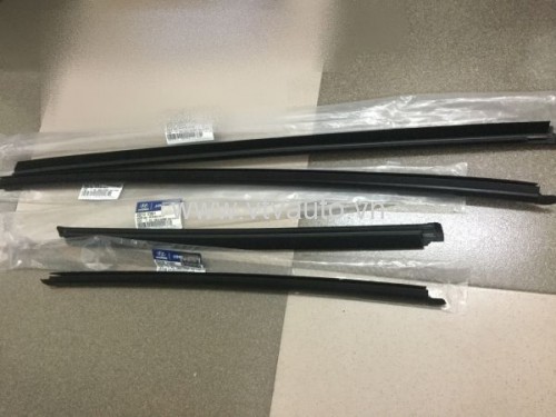 Nẹp chân kính ngoài  Hyundai Getz 8220 1C001/ 82210 1C000/ 83210 1C001/ 83220 1C001