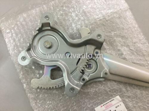 Compa lên kính sau Mitsubishi Triton 2009 