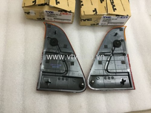 Đôi đèn hậu trong Toyota Zace (nằm trên cốp sau)