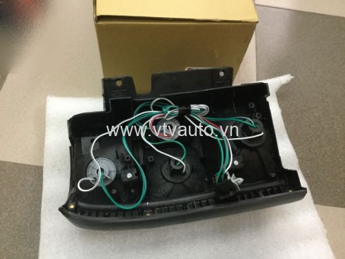Đèn hậu RH Mitsubishi Pajero V31 