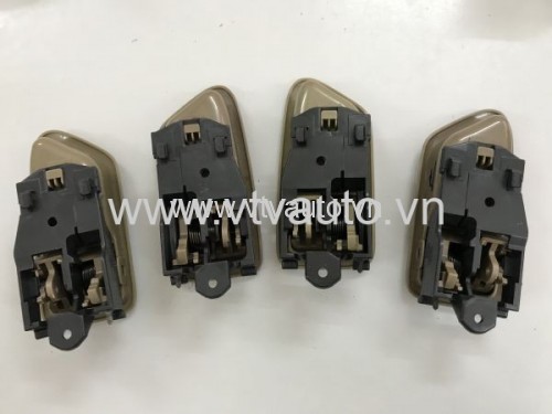 Tay mở cửa trong Toyota Camry 1998