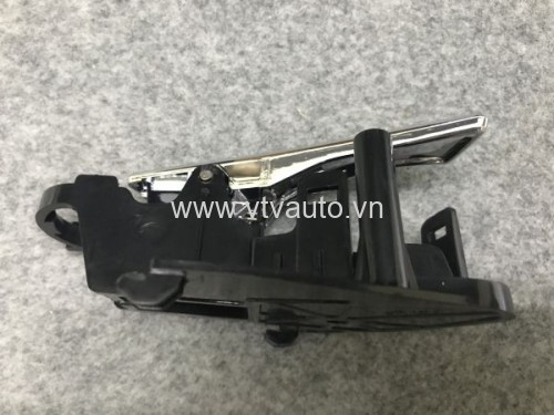 Tay mở cửa trong trước trái Daewoo Nubira 