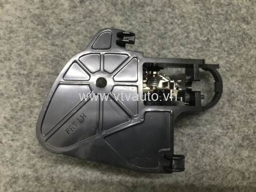 Tay mở cửa trong trước trái Daewoo Nubira 