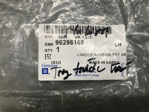 Tay mở cửa trong trước trái Daewoo Nubira 