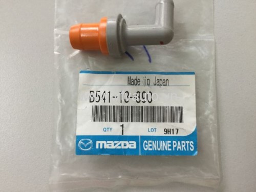 Van 1 chiều trên nắp máy Ford Laser, Mazda 626