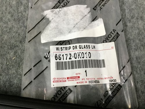 Nẹp chân kính trong trước trái Toyota Fortuner 2008-2015