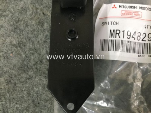 Công tắc kính cửa trước bên phải Mitsubishi Jolie 1998-2002