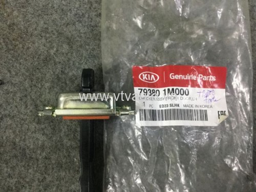Hãm cửa (Hạn chế cửa, dẫn hướng cửa) trước phải Kia Cerato, Forte 2008-2012