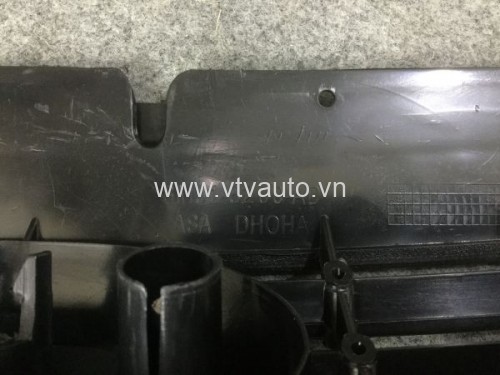 Ốp nhựa che két nước trên Ford Focus 2008-2012