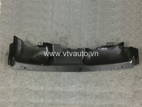 Ốp nhựa che két nước trên Ford Focus 2008-2012