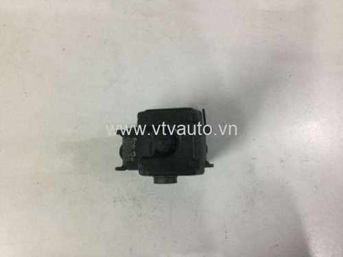 Chân máy phía trước ngay két nước Toyota Corolla Altis 2002-2007