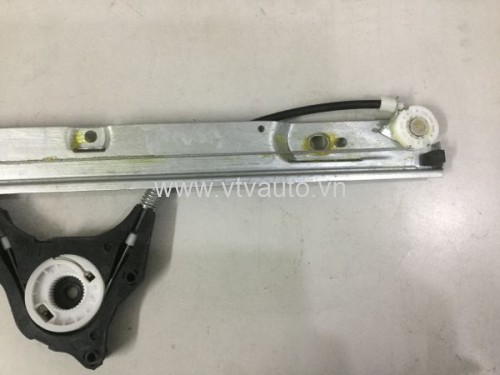 Compa lên kính trước phải Ford Fiesta 2011-2016