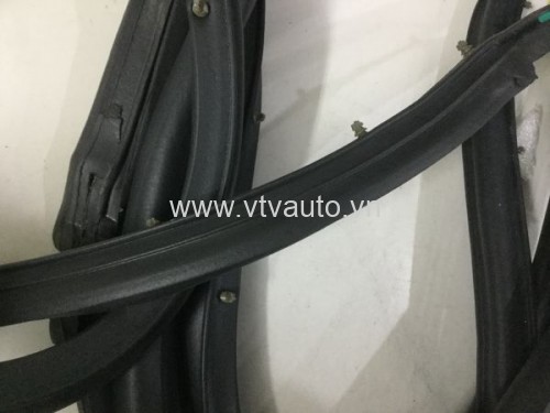 Gioăng cánh cửa sau trái Mitsubishi Lancer 2000