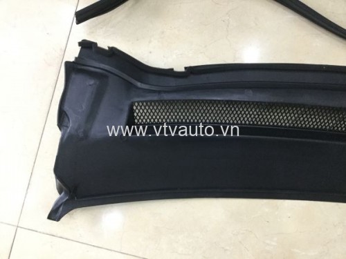 Tấm nhựa chắn rác dưới chân kính chắn gió Ford Focus 2005-2011