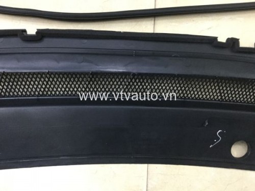 Tấm nhựa chắn rác dưới chân kính chắn gió Ford Focus 2005-2011