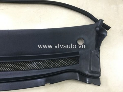 Tấm nhựa chắn rác dưới chân kính chắn gió Ford Focus 2005-2011