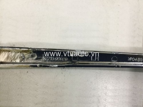 Mí nẹp mạ crom trên đèn gầm trái Toyota Camry 2007-2011
