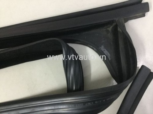 Gioăng trượt kính trước Ford Focus 2005-2009