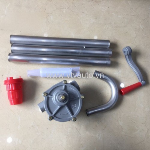 Bơm dầu bằng tay từ trong thùng phi ra
