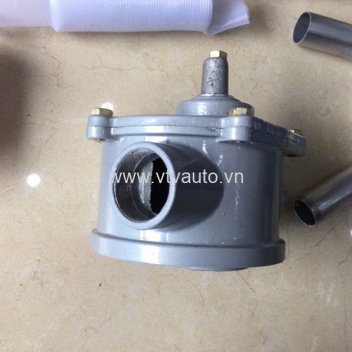 Bơm dầu bằng tay từ trong thùng phi ra