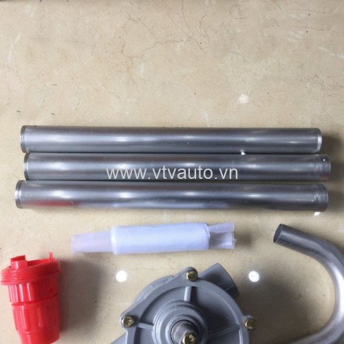 Bơm dầu bằng tay từ trong thùng phi ra