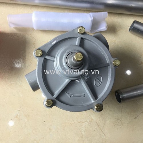Bơm dầu bằng tay từ trong thùng phi ra