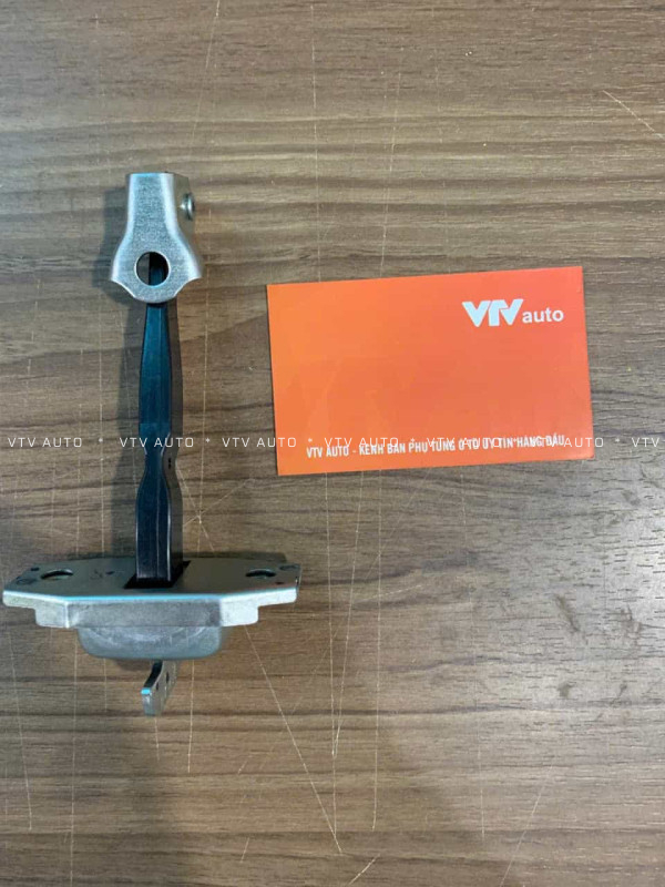 Hãm cửa sau Toyota Innova, Vios, Altis 03-13, RAV4 07-12 mã 68630-0K011