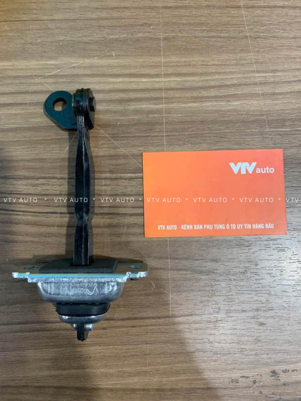 Hãm cửa sau phải Hyundai Getz, Verna/Accent 08-10 mã 79490-1C000
