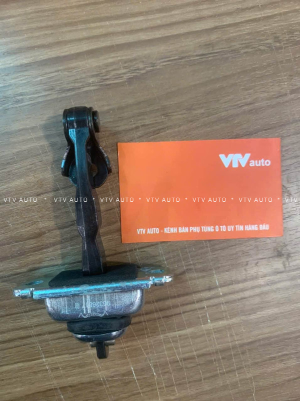 Hãm cửa trước Daewoo Magnus mã 96326817
