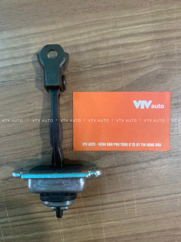 Hãm cửa trước Daewoo Magnus mã 96326817GM