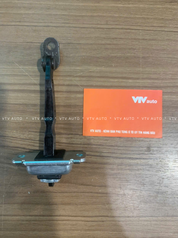 Hãm cửa trước Kia Cerato 02-06 mã 79390-2F000