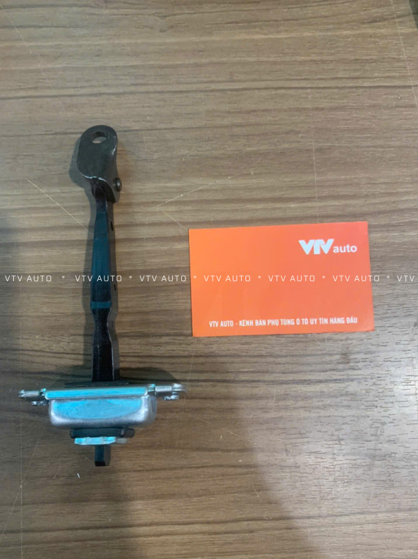 Hãm cửa trước Kia Cerato 02-06 mã 79390-2F000