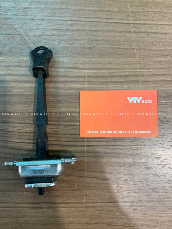 Hãm cửa trước phải Hyundai Sonata 10-15 mã 79390-3S000