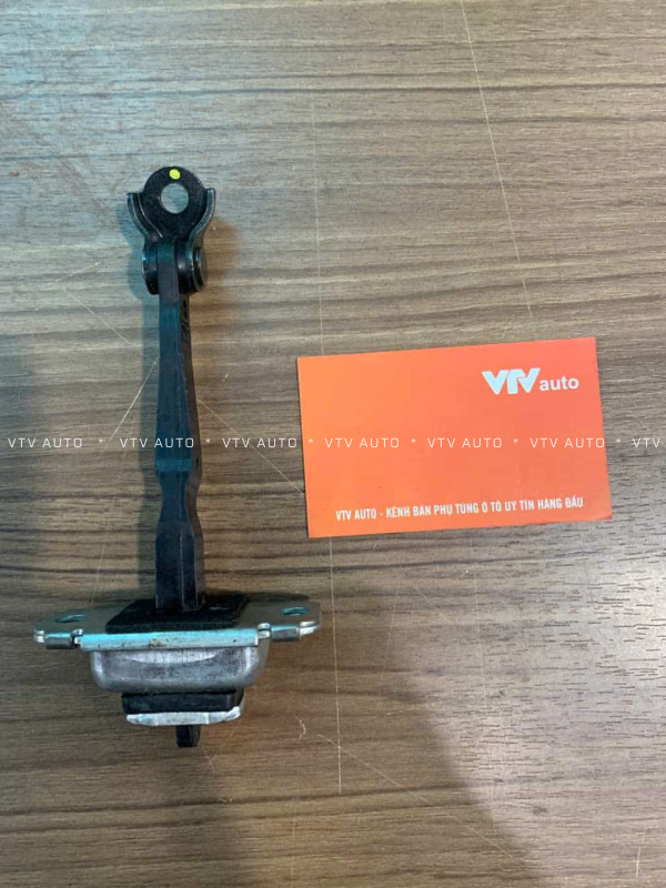 Hãm cửa trước phải Hyundai Sonata 10-15 mã 79390-3S000