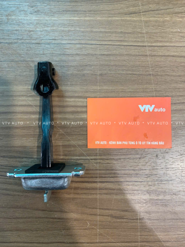 Hãm cửa trước phải Kia Carens mã 79380-1D001