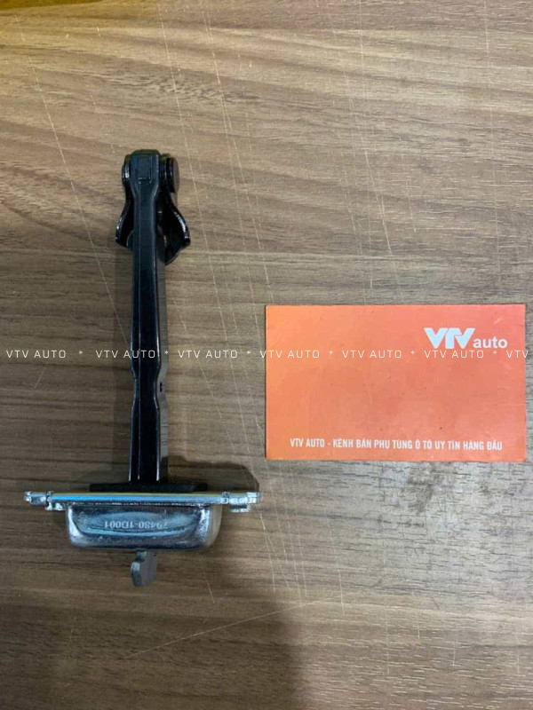 Hãm cửa sau phải Kia Carens mã 79480-1D001