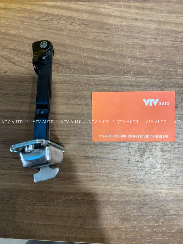 Hãm cửa sau phải Kia Carens mã 79480-1D001