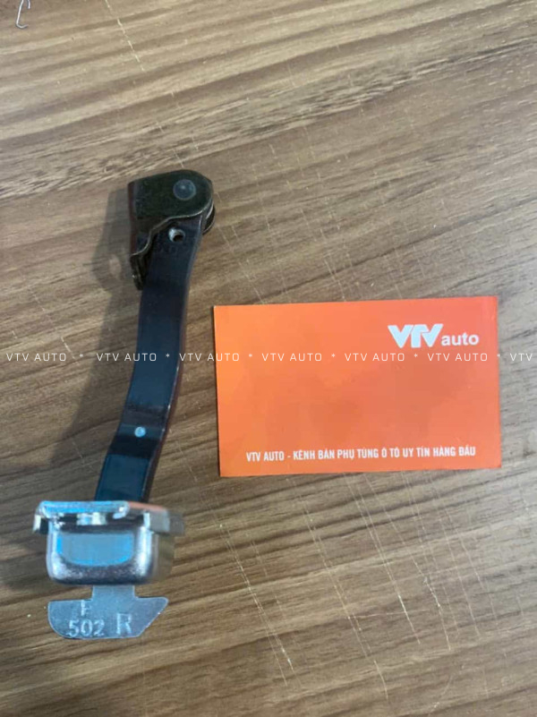 Hãm cửa trước Toyota Camry 92-01, Vios 08-13, Yaris 99-13 mã 68610-0D020