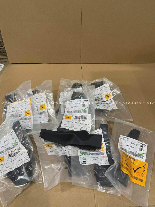 Ốp Nẹp Góc Dưới Chân Kính Chắn Gió Trước Bên Phải Highlander 07-15