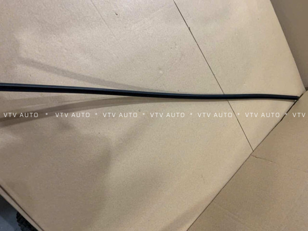 Gioăng Nẹp Trên Mép Trên Kính Chắn Gió Trước Toyota Prado 03-08